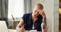 Stire din Sănătate : Statul pe scaun pentru mai multe ore la rând vine cu neplăceri pentru sănătate