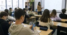Stire din Cultură-Educație : Liderii elevilor se opun interzicerii totale a telefoanelor în școli. „Un proiect de lege nu va fi niciodată suficient”
