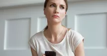 Stire din Sănătate : Telefonul nu are ce căuta în baie. Motivele pentru care acest obicei trebuie evitat