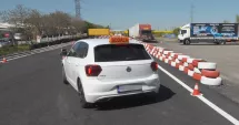Stire din Eveniment : Șoferii viitorului, testați și în poligon. Examenul auto pentru categoria B devine mai complicat
