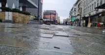 Stire din Social : Strada Ștefan cel Mare, pericol public. Pavelele „dansează” sub picioarele pietonilor