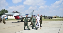 Stire din Eveniment : Klaus Iohannis, în vizită  la baza militară Kogălniceanu:  "Mă simt mândru de oamenii noștri"