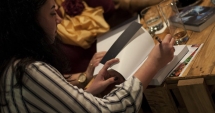 Stire din Cultură-Educație : "Simt că primesc mai mult de la o carte, decât de la o noapte în club"