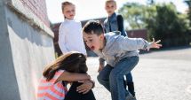 Stire din Eveniment : De pe băncile școlii până la locul de muncă, bullying-ul este din ce în ce mai periculos!