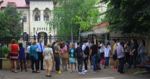 Stire din Cultură-Educație : Părinții respiră ușurați după emoțiile Evaluării Naționale. Vor lua toți elevii nota 10?