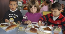 Stire din Cultură-Educație : 2.000 de elevi constănțeni vor primi masă caldă la școală. Când și unde va fi implementat proiectul