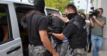 Stire din Eveniment : Descinderi cu mascați la Constanța. Contrabandiștii de arme, prinși pe picior greșit