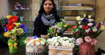 Stire din Social : Design-ul petalelor. Ea e tânăra care dă viață florilor
