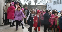 Stire din Cultură-Educație : Dilemă în învățământ.  Vor avea directorii de școli tupeul să bată la ușa primarilor pentru bani?