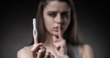 Stire din Social : Școala tace și nu vede, copiii învață despre sex de la TV. Dramele elevelor care devin mame la 15 ani