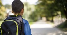 Asociațiile de autism reacționează în cazul copilului care nu poate învăța la o școală aproape de casă