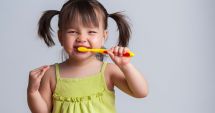 Stire din Sănătate : Igiena dentară la copii este esenţială. Spălați-i des pe dinți!