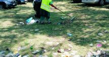 Stire din Politică-Administrație : Dezastrul de pe litoral. Angajații primăriei, apel pentru strângerea gunoaielor lăsate de turiști