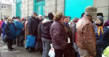 Stire din Social : Fac rând la coada supraviețuirii:  "Nici noi nu știm cum putem trăi așa"