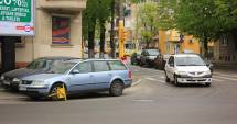 Stire din Eveniment : Șmecherii fac legea pe străzile Constanței. Parchează în intersecții, stații de autobuz sau pe spații verzi