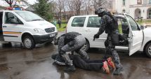 Stire din Eveniment : Noi reguli în legitimarea de către polițiști: "Mâinile sus" și "Culcat"!