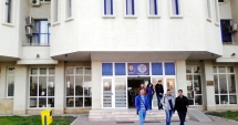 Stire din Cultură-Educație : Facultatea, "afacere" cu lacătul pe ușă. Bac-ul bagă în faliment fabricile de studenți - locurile cu taxă au rămas neocupate