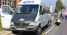 Stire din Eveniment : DE CE AU TUPEU ȘOFERII DE MAXI TAXI? Poliția Rutieră - accident ușor, victima - cu fisură craniană și gaură în picior