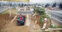Situații grotești în cimitir!  Morți înghesuiți în cripte prea mici