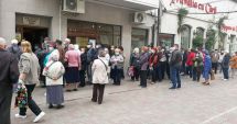 Stire din Social : Inconștiență sau disperare? Cozi imense ale pensionarilor, în fața instituțiilor din Constanța