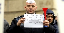 Stire din Eveniment : Polițiștii dau cărțile pe față. "Ne trimit la moarte sigură, fără dotări, cu legi neadecvate, cu sicrie pe roți, singuri în patrulă"