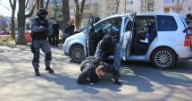 Stire din Eveniment : Cine-i antrenează pe polițiști? „Nu știu tehnici de imobilizare, se trag și se împing cu suspecții!”