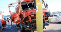 Stire din Eveniment : Grav accident rutier! Pompieri încarcerați în autospeciala ISU