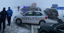 Stire din Social : Furia albă a făcut ravagii. Drumuri închise, maşini blocate şi localităţi fără apă sau curent