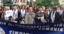 Stire din Cultură-Educație : Umiliți, profesorii ies în stradă! "Salarii de mizerie, este strigător la cer!"