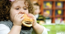 Stire din Sănătate : Atenție, părinți! Obezitatea copilului este furia înghițită