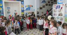 Stire din Cultură-Educație : Preșcolarii de la "Perluțele Mării" au dat mână cu mână, de Ziua Unirii