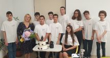 Stire din Cultură-Educație : S-a retras din învățământ, dar nu și de lângă elevi! Iată cum face un profesor performanță în informatică