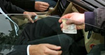 Stire din Eveniment : Din lac în puț! Un nou flagrant în dosarul "Șpagă la Bac"