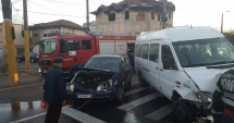 Stire din Eveniment : Galerie foto. Un microbuz MAI s-a izbit într-un stâlp, la Constanța, după un accident cu un autoturism