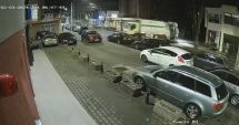 Stire din Eveniment :  Imagini INCREDIBILE! Momentul în care autospeciala de gunoi face praf cinci maşini parcate și un copac