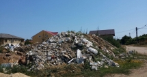 Turism printre gunoaie și resturi  de construcții, la 2 Mai. 