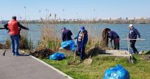 Stire din Social : A început marea curățenie pe Lacul Tăbăcărie. Vor să repare și malurile!