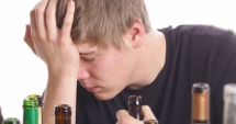 Stire din Social : Adolescenți căzuți în patima băuturii! Cum își pot distruge viața tinerii