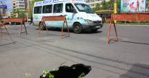 Stire din Social : Crater în mijlocul intersecției  din Tomis III. O avarie la conducta  de apă a săpat un șanț un șosea