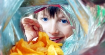 Stire din Social : Otrava din chipsuri! Faimoasele  gustări, pline de prafuri și chimicale