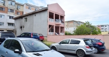 Stire din Social : Aberații urbanistice la Constanța! Vilă "parcată" între mașini și blocuri cu vedere în apartamentele vecinilor