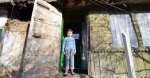 Stire din Social : Copii desculți și care adorm flămânzi. Părinții fac apel pentru dublarea alocațiilor