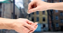 Stire din Social : Escrocherii cu acțiuni de caritate. Nu vă lăsați păcăliți de cei care vă cer bani în numele unor fundații!