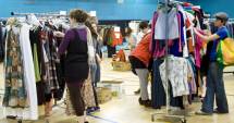 Stire din Social : Cum ne păcălesc magazinele de fițe cu haine de proastă calitate la prețuri uriașe