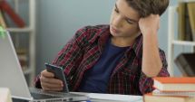 Stire din Social : Începe școala. Cu sau fără telefon la cursuri?
