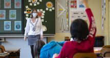 Stire din Cultură-Educație : Incertitudini privind noul an școlar. Se întorc sau nu elevii în bănci?