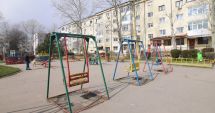 Stire din Social : "Orașul fără spații de recreere pentru copii"!  Locurile de joacă, reabilitate pe rând și pe bucățele