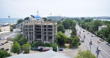 Stire din Social : O singură Mamaie, două lumi. Clădiri abandonate și afaceri înfloritoare