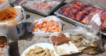 Stire din Social : Mizerii în galantarele din supermarketuri. Carne stricată și pește împuțit,  retrase de la vânzare de inspectorii DSV