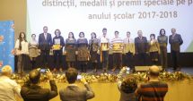 Stire din Cultură-Educație : Olimpicii și profesorii lor, premiați de CJC Constanța. "Mi-aș dori să fiți români și să rămâneți în țară!"